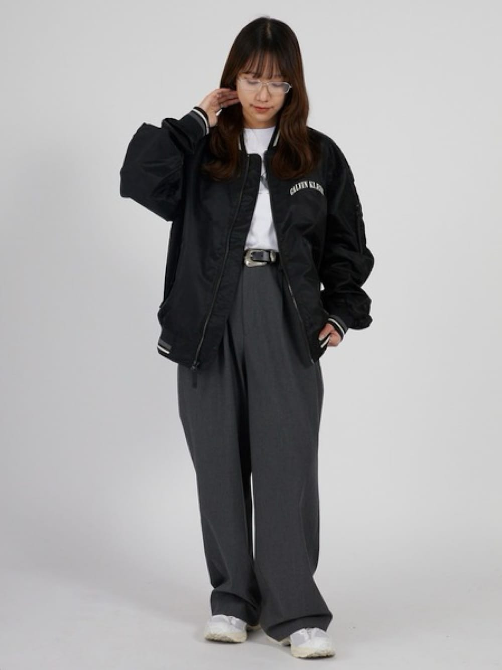 ブラック系のブルゾン、ホワイト系のTシャツ/カットソーを着用したレディースの春コーディネートの3枚目の写真