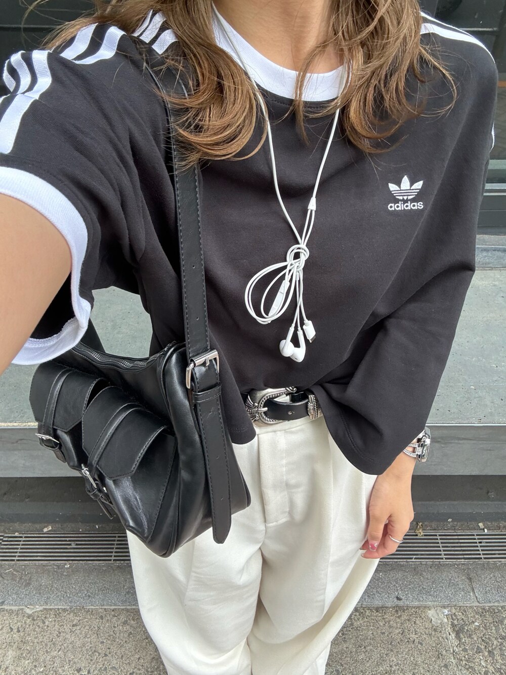 ブラック系のTシャツ/カットソー、ホワイト系のスニーカー、ホワイト系のキャップを着用したレディースの夏コーディネートの5枚目の写真