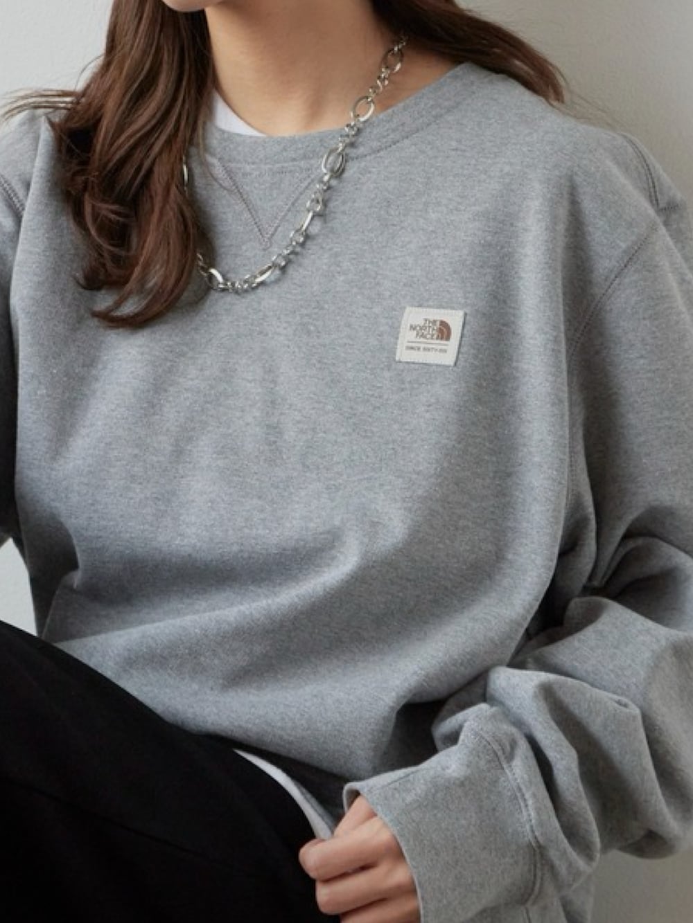 グレー系のスウェットを着用したレディースの春コーディネートの2枚目の写真