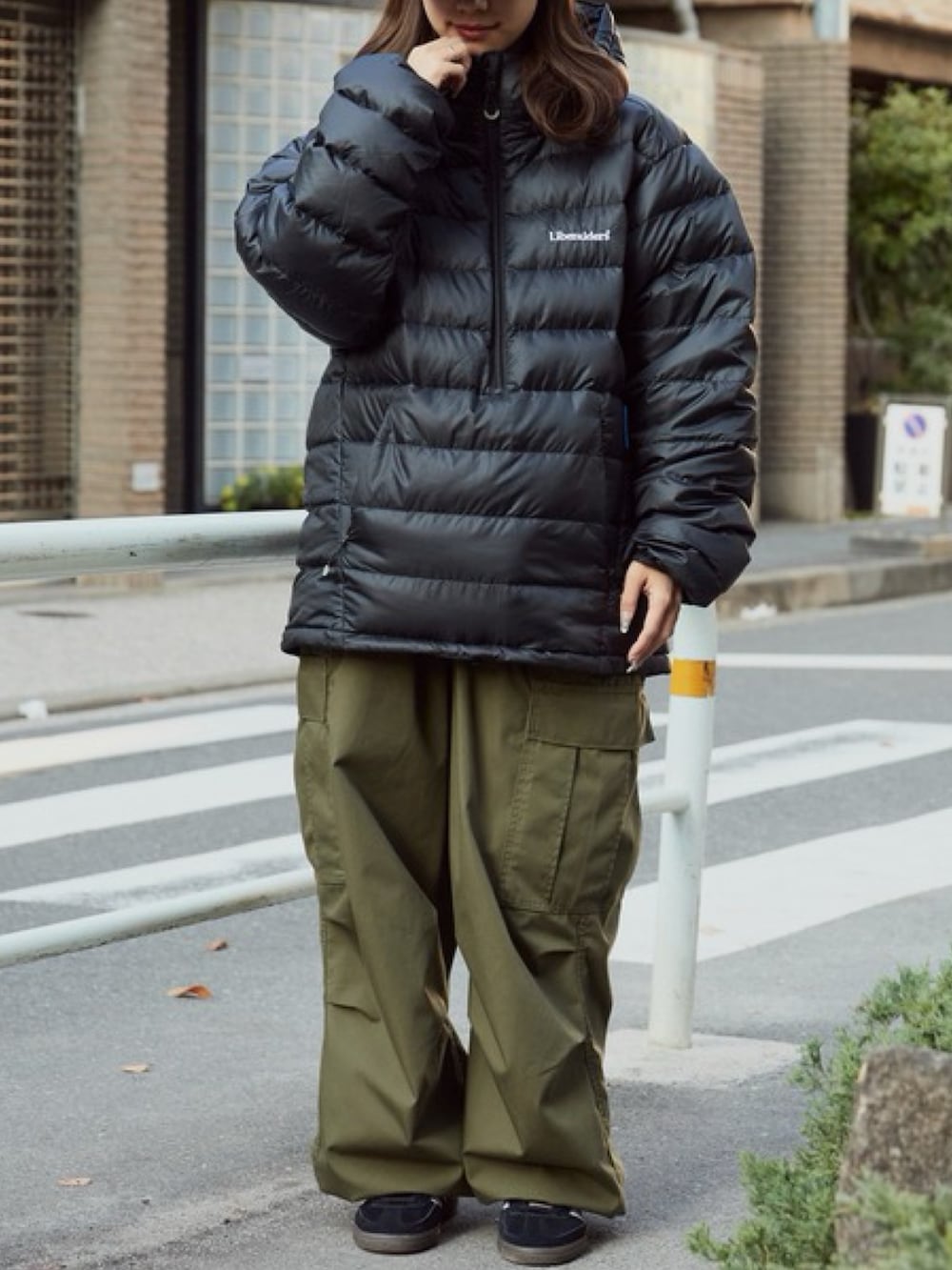 ブラック系のダウンジャケット/コート、グリーン系のカーゴパンツを着用したレディースの秋コーディネートの4枚目の写真