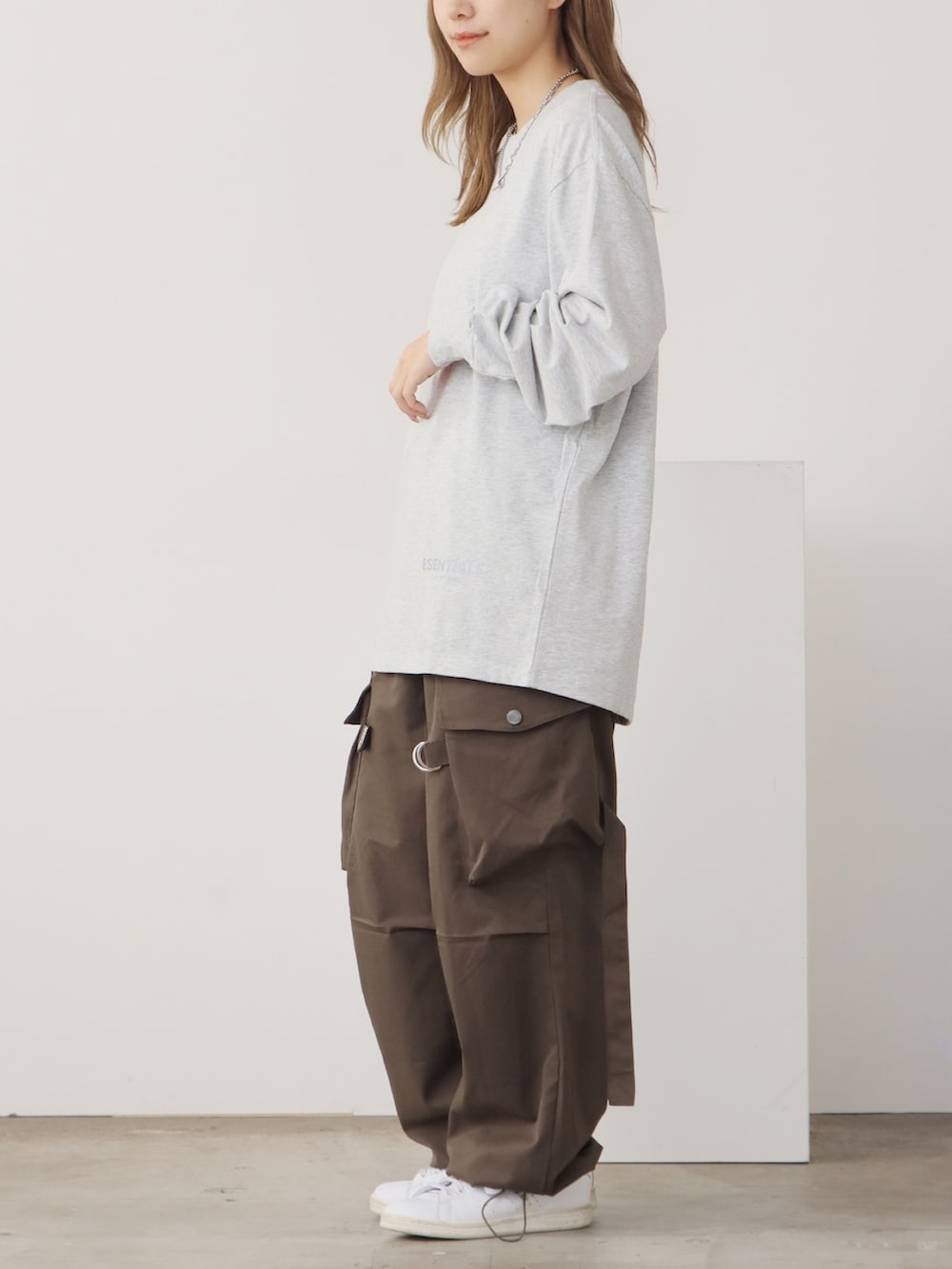 グレー系のTシャツ/カットソーを着用したレディースの夏コーディネートの2枚目の写真