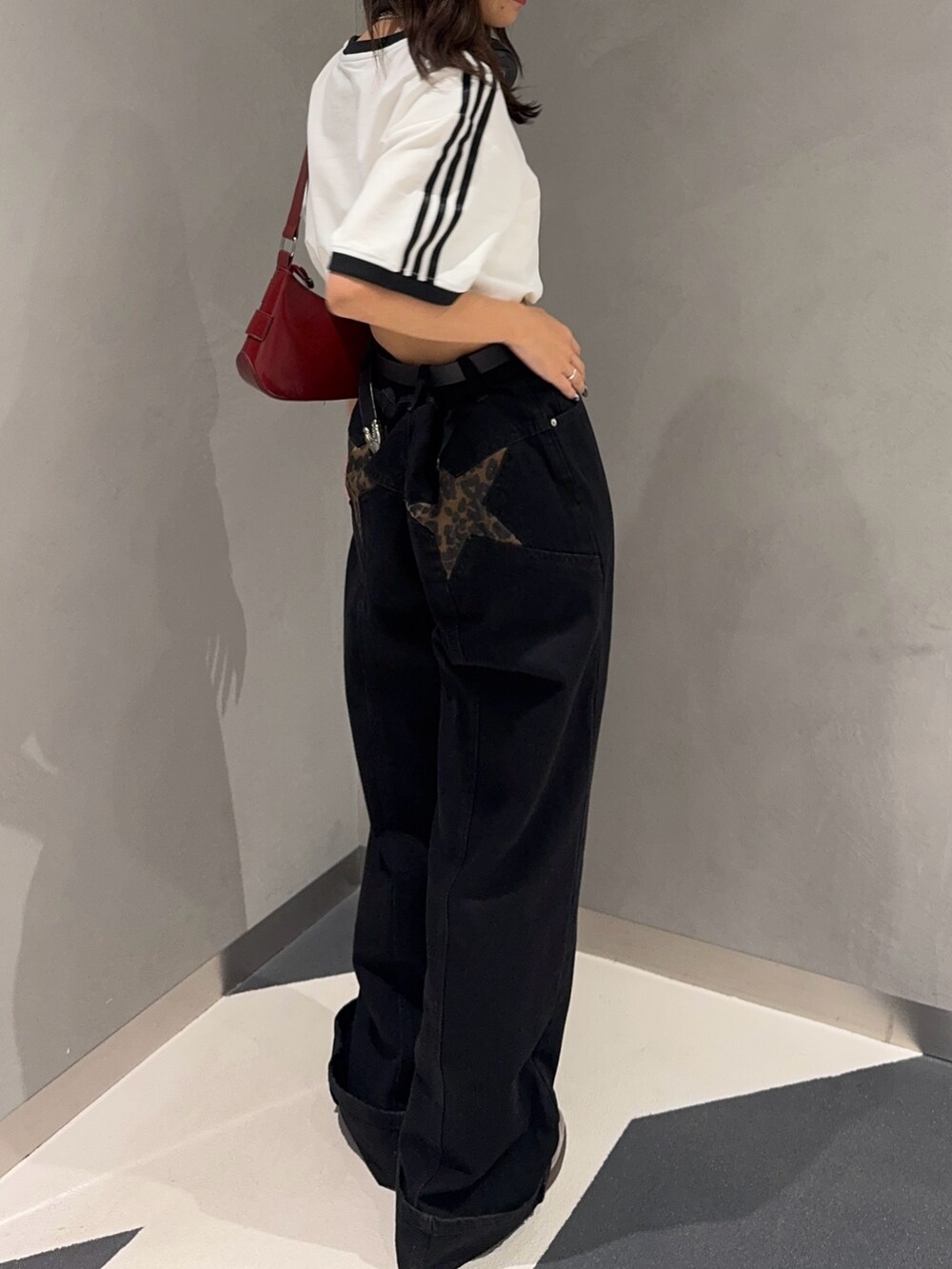 その他のデニムパンツ、レッド系のショルダーバッグ、ホワイト系のTシャツ/カットソーを着用したレディースの夏コーディネートの2枚目の写真