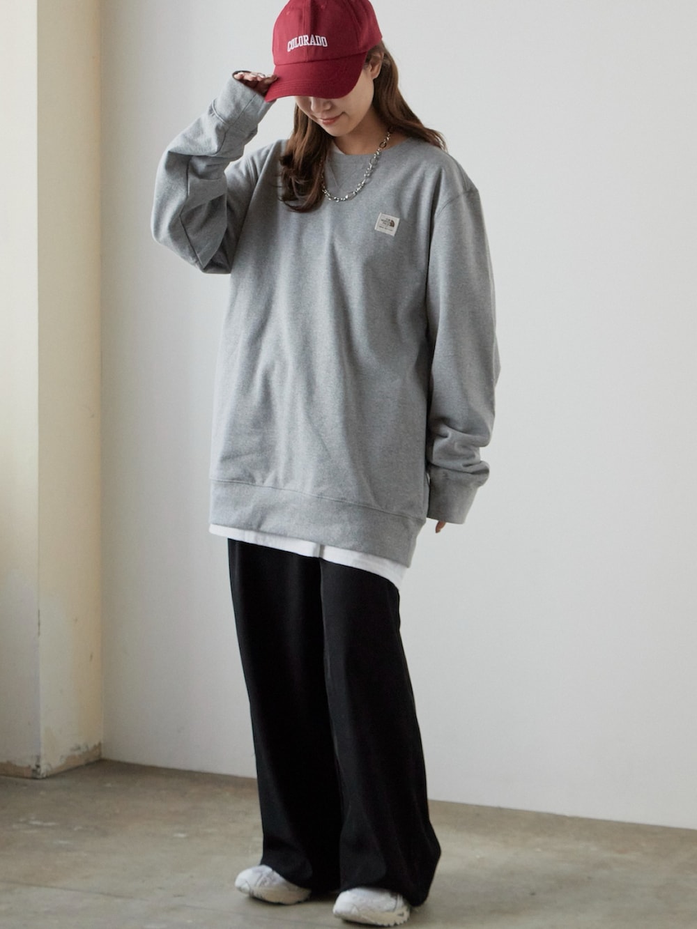 グレー系のスウェットを着用したレディースの春コーディネートの3枚目の写真