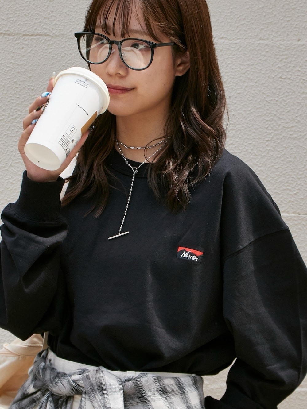 ブラック系のTシャツ/カットソー、ブラック系のシャツ/ブラウス、ベージュ系のその他パンツを着用したレディースの秋コーディネートの3枚目の写真