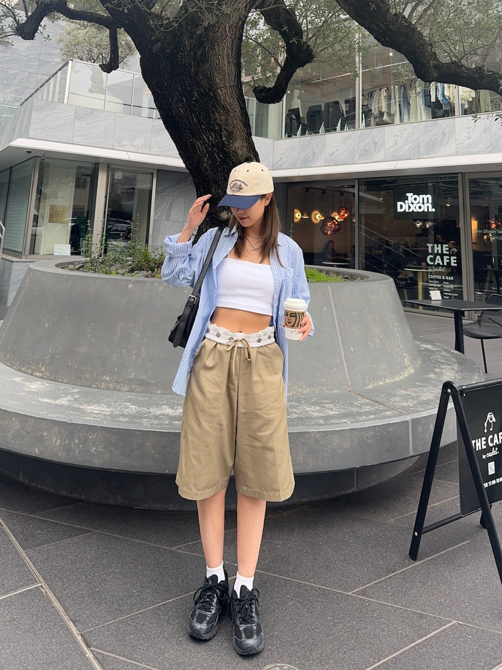 「夏コーデ、デートコーデ、ストライプシャツ、スポーツミックス、キャップ、きれいめカジュアル、ショートパンツ、シャツスタイル、お出かけコーデ、大人可愛い、シンプルスタイル、今日のコーデ、ハーフパンツ、大人カジュアルコーデ、dickies」｜「Dickiesの【ROOPTOKYO別注】Dickies/ディッキーズ EASY WORK SHORTSイージーワークショーツ（チノパンツ、グリーン系）」を使った、onecoloryさん（骨格ウェーブ・レディース・157cm）の夏コーディネートの2枚目の写真