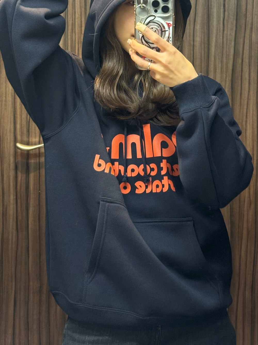 ブルー系のパーカーを着用したレディースの秋コーディネートの2枚目の写真