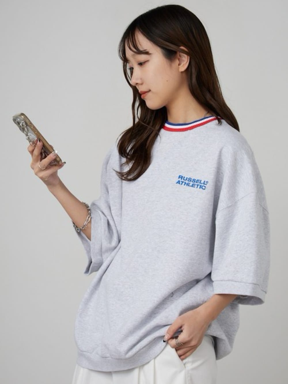 グレー系のTシャツ/カットソーを着用したレディースの春コーディネートの2枚目の写真