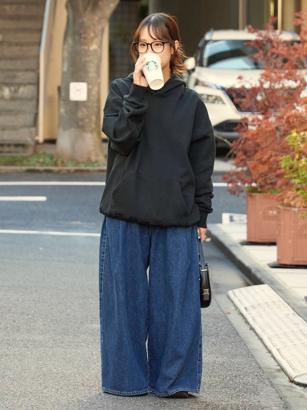 ブラック系のパーカー、ブラック系のパーカー、ブラック系のパーカーを着用したレディースの冬コーディネートの3枚目の写真