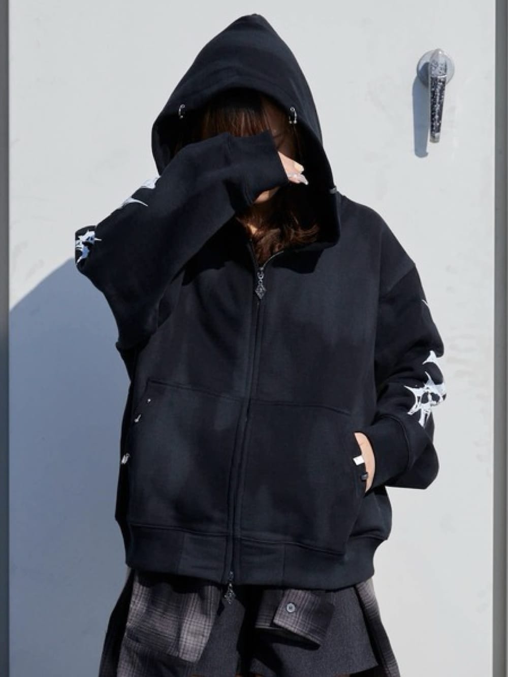 ブラック系のパーカー、ブラック系のその他パンツ、ブルー系のシャツ/ブラウスを着用したレディースの秋コーディネートの3枚目の写真