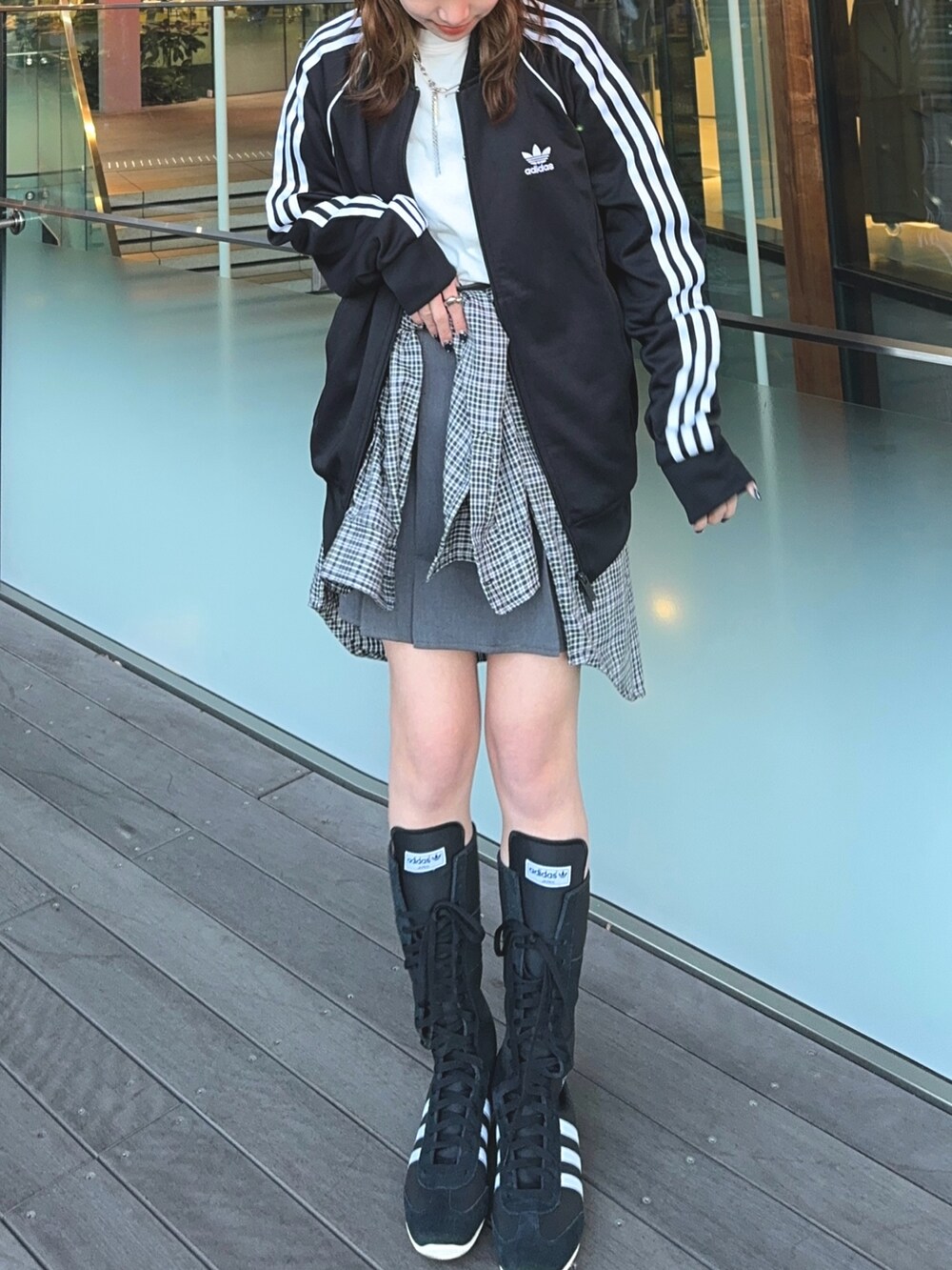 ブラック系のジャージ、ブラック系のシャツ/ブラウス、ホワイト系のTシャツ/カットソーを着用したレディースの夏コーディネートの2枚目の写真