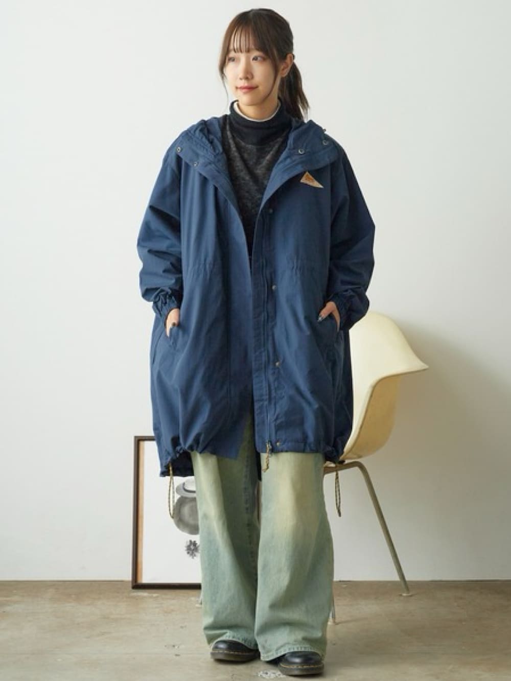 ブルー系のマウンテンパーカー、ブラック系のTシャツ/カットソー、ブルー系のデニムパンツを着用したレディースの秋コーディネートの3枚目の写真