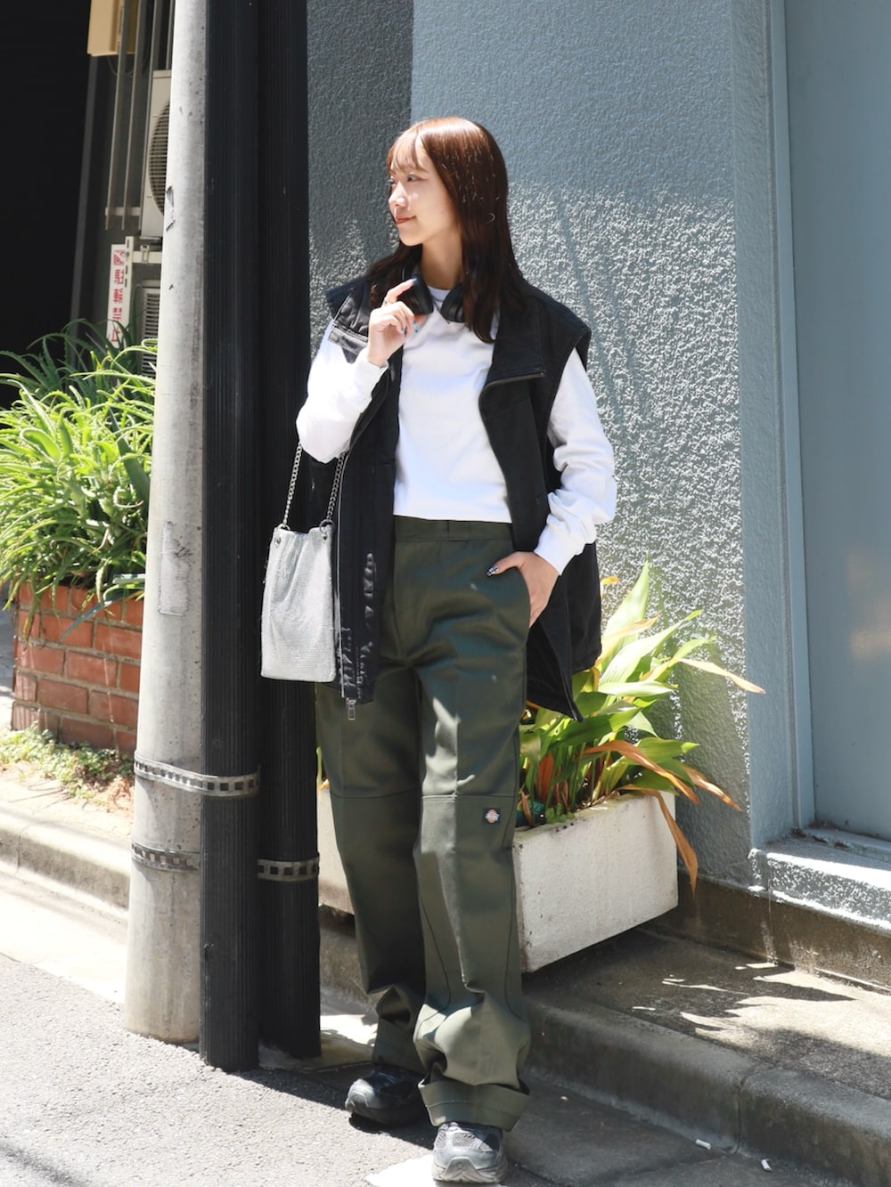 「adidas、carhartt、ベスト、カジュアルコーデ、カジュアル、夏、夏コーデ、秋、秋コーデ、ダウンベスト、dickies、大人カジュアルコーデ、ラクチンコーデ、ootd、いいね、save、フォローお願いします🤑」｜「DickiesのDickies/ディッキーズ LOOSE FIT ダブルニー センタープレス ワークパンツ スケーターパンツ 85283 レングス32（チノパンツ、グリーン系）」を使った、onecoloryさん（レディース・157cm）の夏コーディネートの2枚目の写真