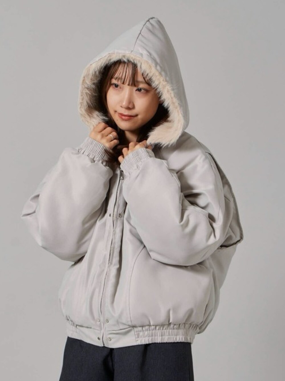 グレー系のダウンジャケット/コート、グレー系のその他パンツ、ブラック系のブーツを着用したレディースの冬コーディネートの3枚目の写真