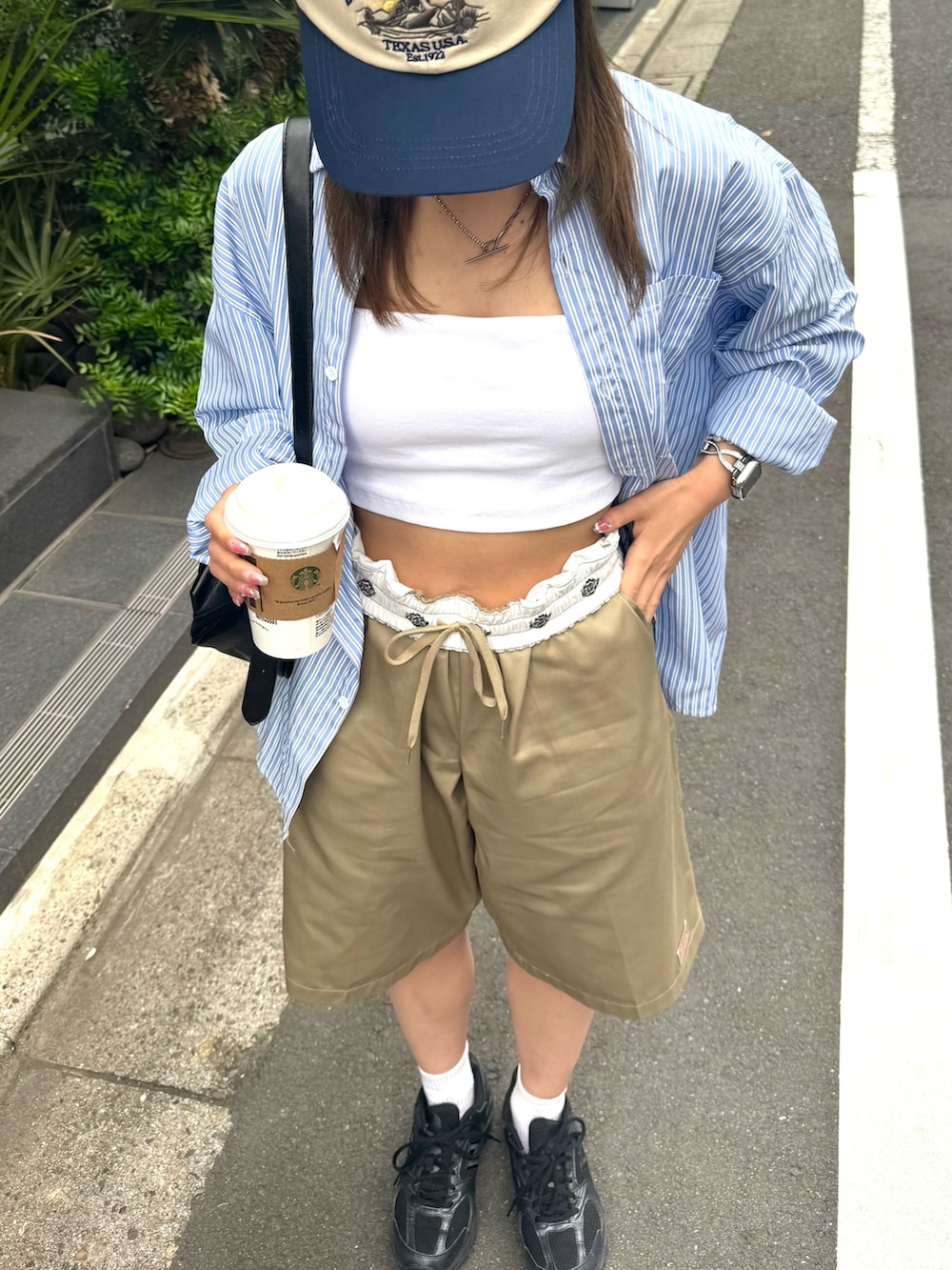 「夏コーデ、デートコーデ、ストライプシャツ、スポーツミックス、キャップ、きれいめカジュアル、ショートパンツ、シャツスタイル、お出かけコーデ、大人可愛い、シンプルスタイル、今日のコーデ、ハーフパンツ、大人カジュアルコーデ、dickies」｜「Dickiesの【ROOPTOKYO別注】Dickies/ディッキーズ EASY WORK SHORTSイージーワークショーツ（チノパンツ、グリーン系）」を使った、onecoloryさん（骨格ウェーブ・レディース・157cm）の夏コーディネートの3枚目の写真