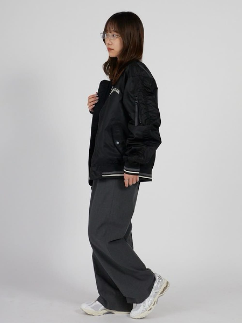 ブラック系のブルゾン、ホワイト系のTシャツ/カットソーを着用したレディースの春コーディネートの3枚目の写真