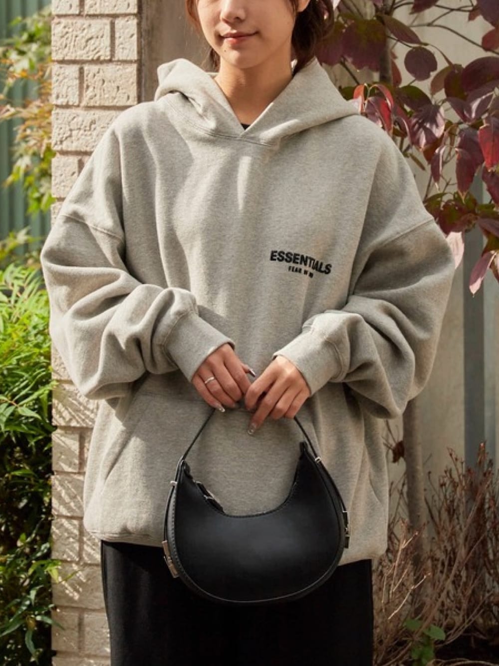 ベージュ系のスウェット、ベージュ系のパーカー、グレー系のパーカーを着用したレディースの秋コーディネートの2枚目の写真