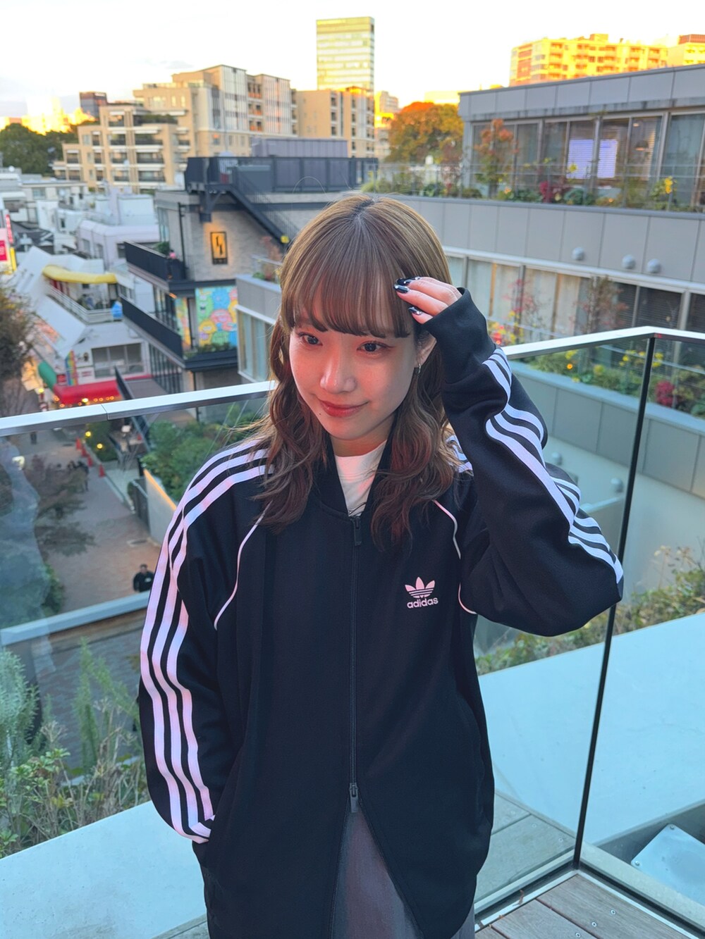 ブラック系のジャージ、ブラック系のシャツ/ブラウス、ホワイト系のTシャツ/カットソーを着用したレディースの夏コーディネートの3枚目の写真