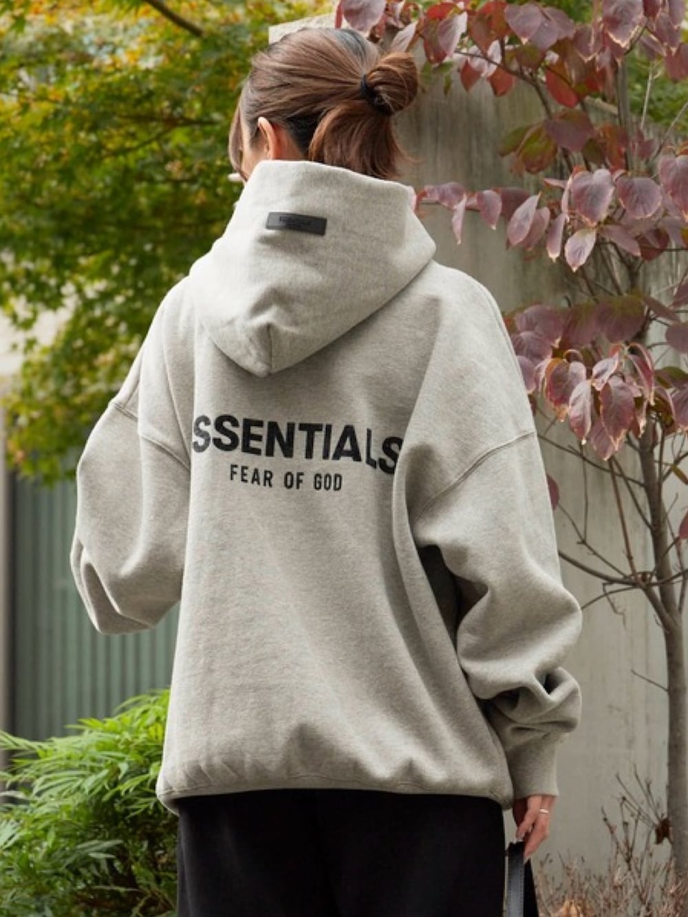 ベージュ系のスウェット、ベージュ系のパーカー、グレー系のパーカーを着用したレディースの秋コーディネートの4枚目の写真