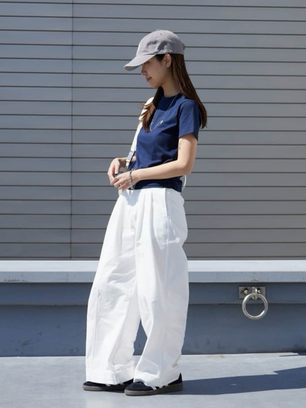 ブルー系のTシャツ/カットソーを着用したレディースの春コーディネートの3枚目の写真