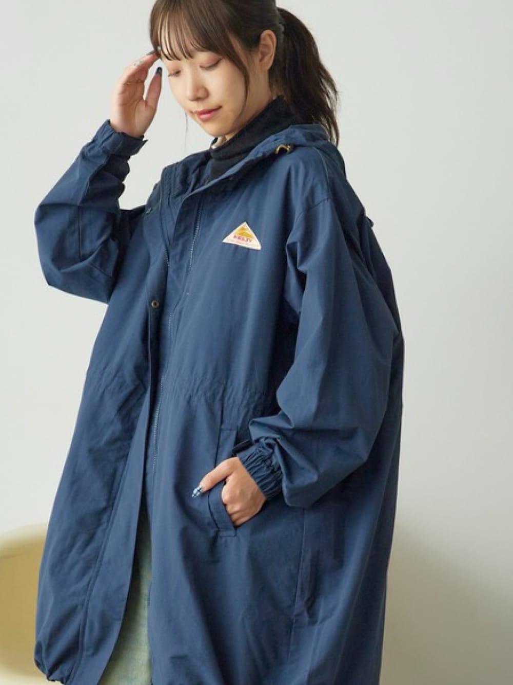 ブルー系のマウンテンパーカー、ブラック系のTシャツ/カットソー、ブルー系のデニムパンツを着用したレディースの秋コーディネートの2枚目の写真