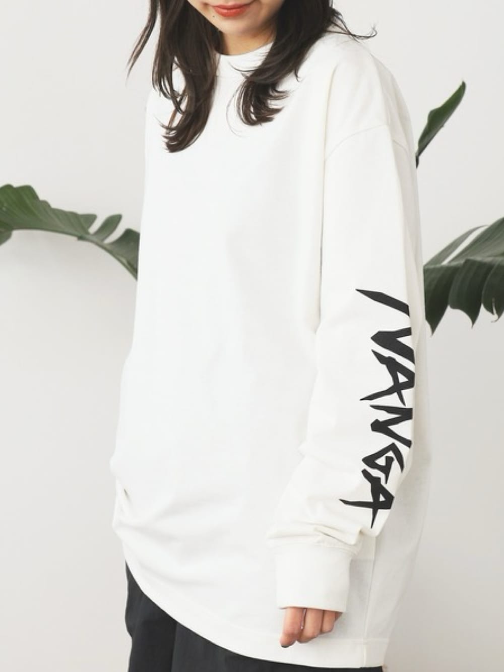 ホワイト系のTシャツ/カットソー、ブラック系のカーゴパンツ、ホワイト系のスニーカーを着用したレディースの春コーディネートの2枚目の写真