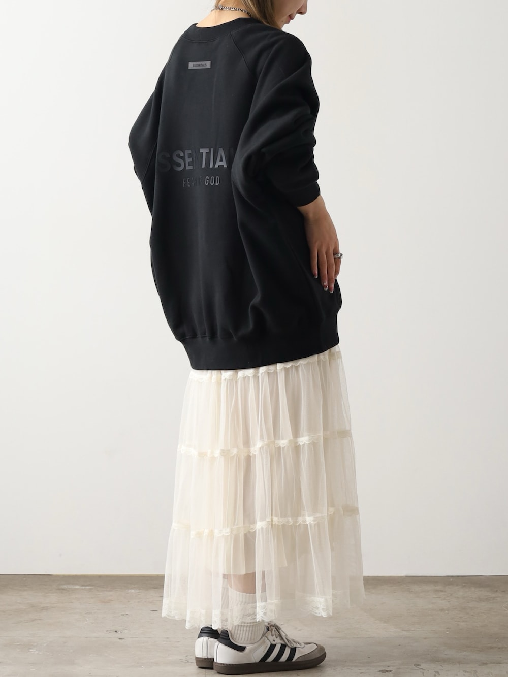 ブラック系のスウェットを着用したレディースの春コーディネートの3枚目の写真