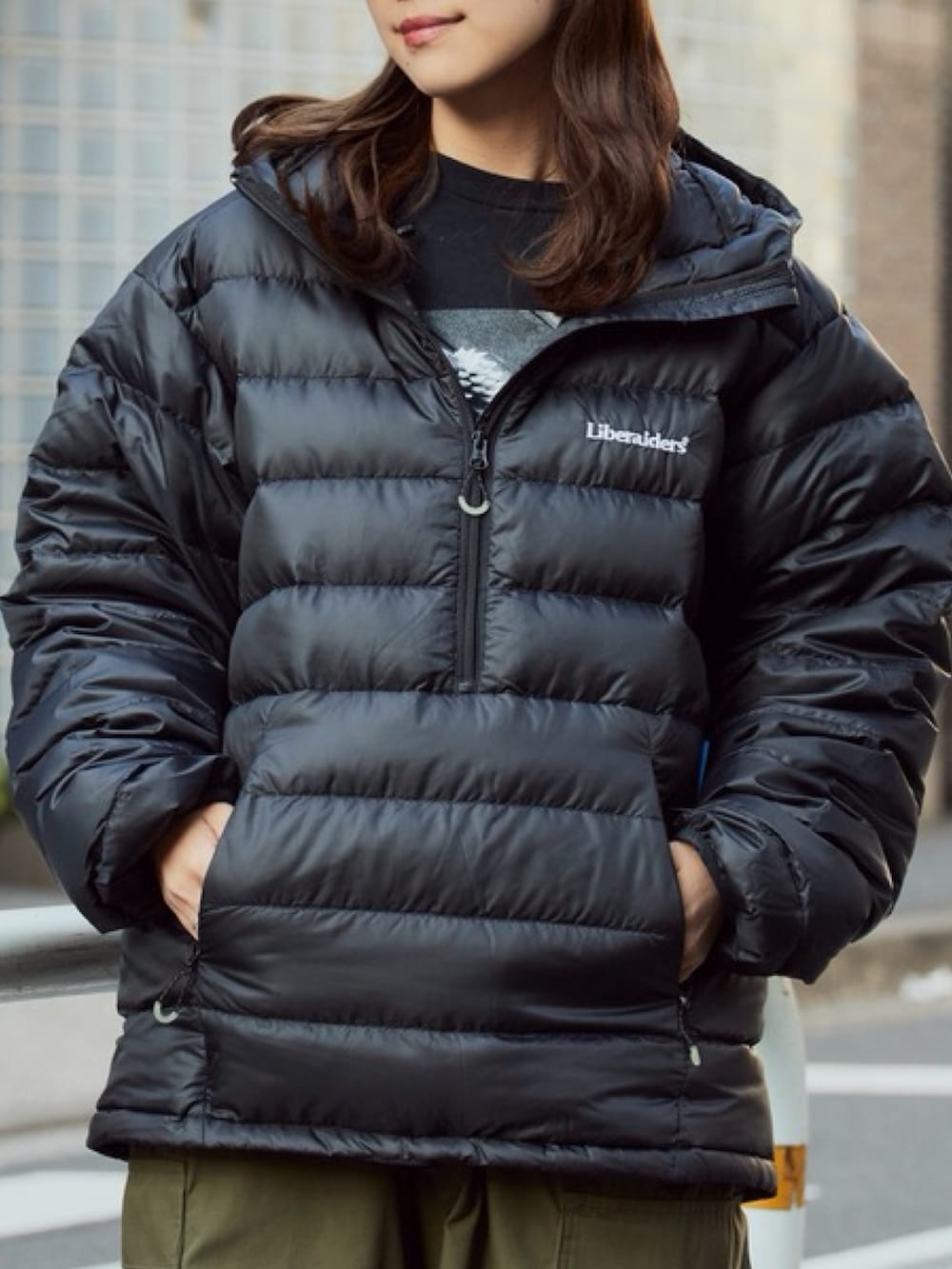 ブラック系のダウンジャケット/コート、グリーン系のカーゴパンツを着用したレディースの秋コーディネートの2枚目の写真