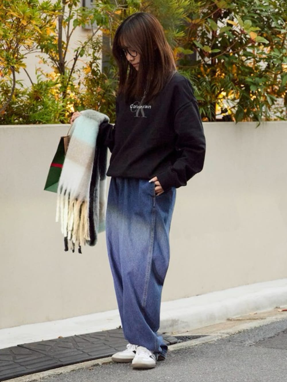 ブラック系のスウェット、ブラック系のメガネを着用したレディースの秋コーディネートの3枚目の写真