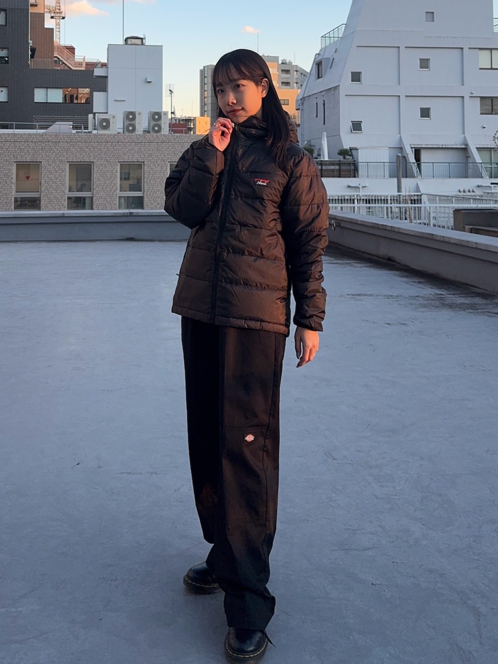 ブラック系のダウンジャケット/コート、ブラック系のダウンジャケット/コート、ブラック系のチノパンツを着用したレディースの冬コーディネートの3枚目の写真