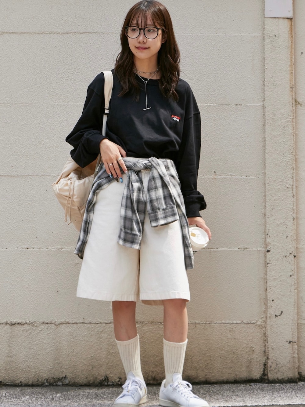 ブラック系のTシャツ/カットソー、ブラック系のシャツ/ブラウス、ベージュ系のその他パンツを着用したレディースの秋コーディネートの2枚目の写真
