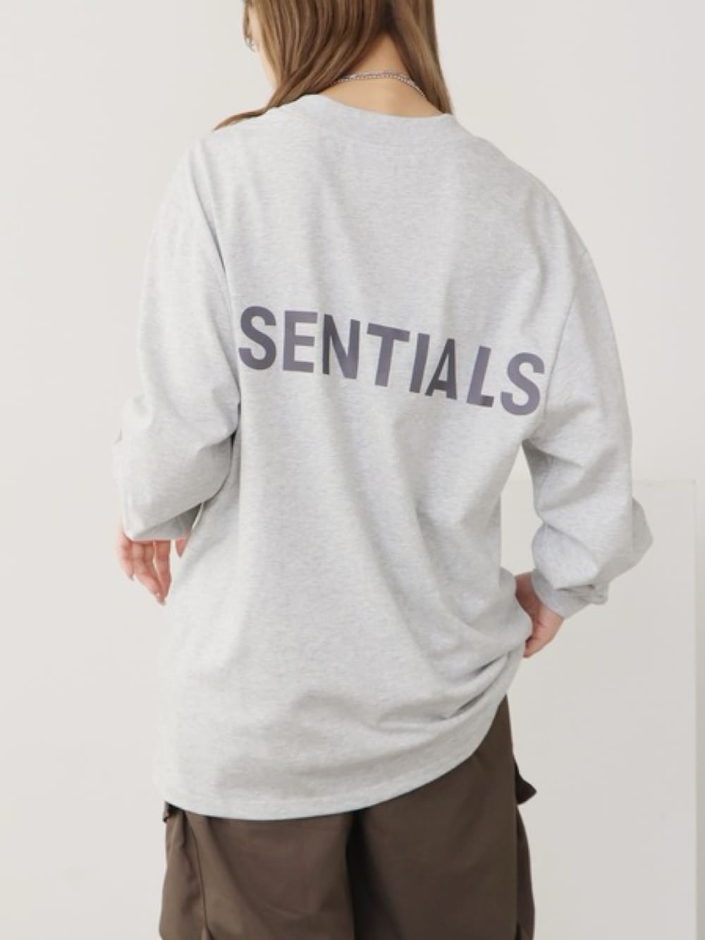 グレー系のTシャツ/カットソーを着用したレディースの春コーディネートの3枚目の写真