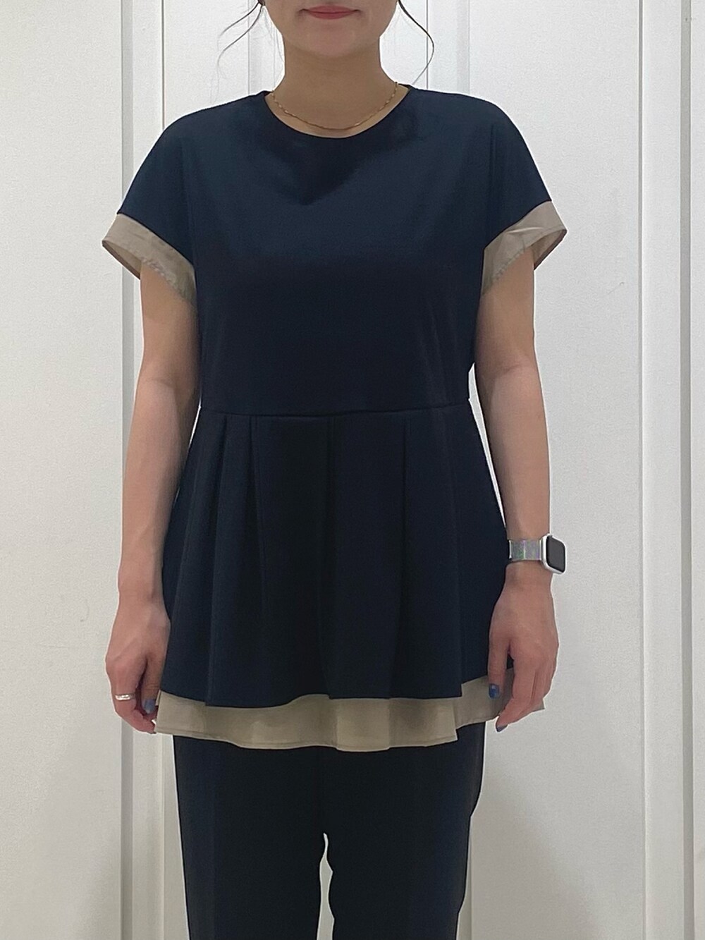 ブラック系のTシャツ/カットソー、ブラック系のスーツパンツ、その他のその他を着用したレディースの春コーディネートの6枚目の写真