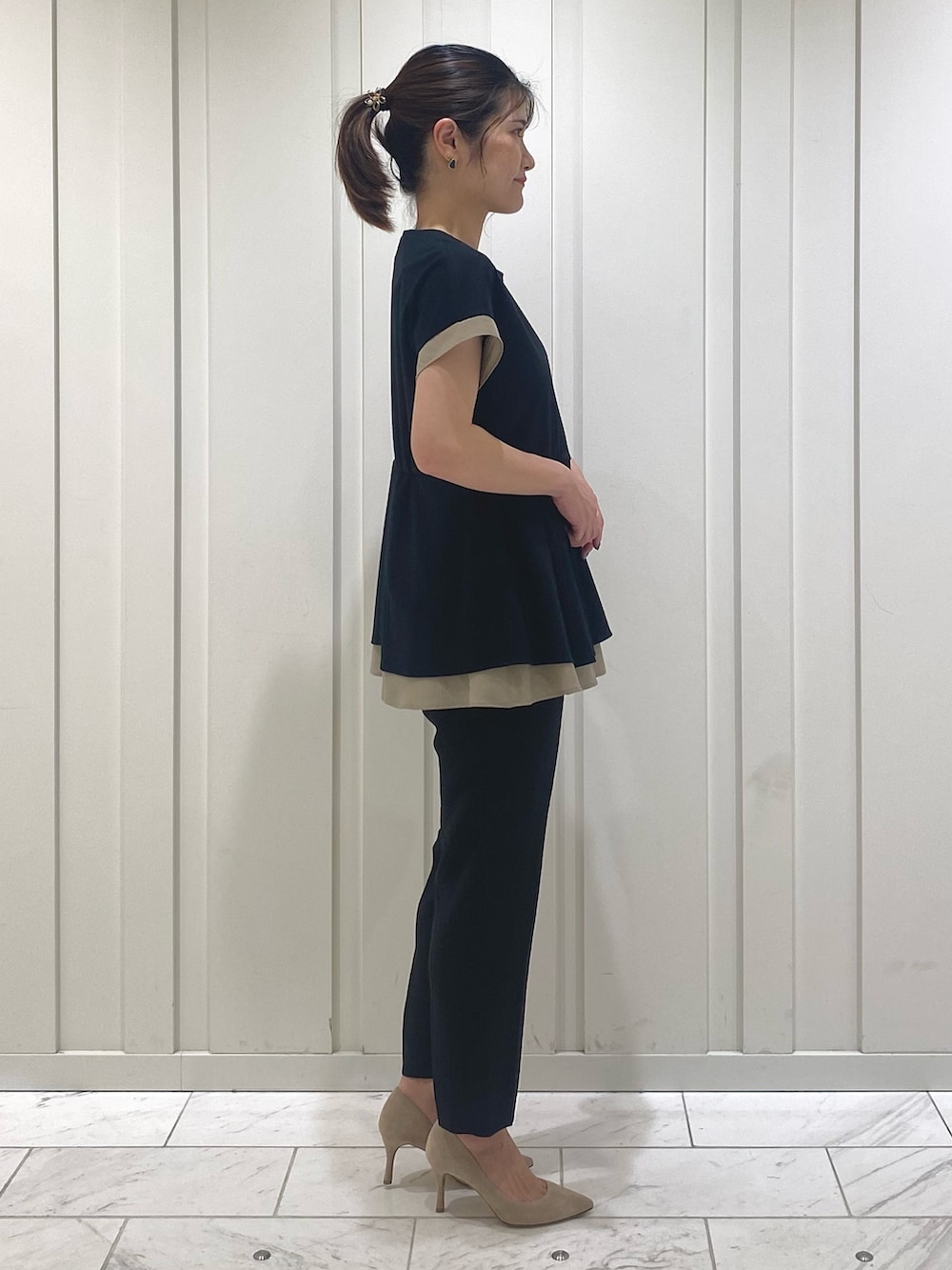 ブラック系のTシャツ/カットソー、ブラック系のスーツパンツ、その他のその他を着用したレディースの春コーディネートの4枚目の写真