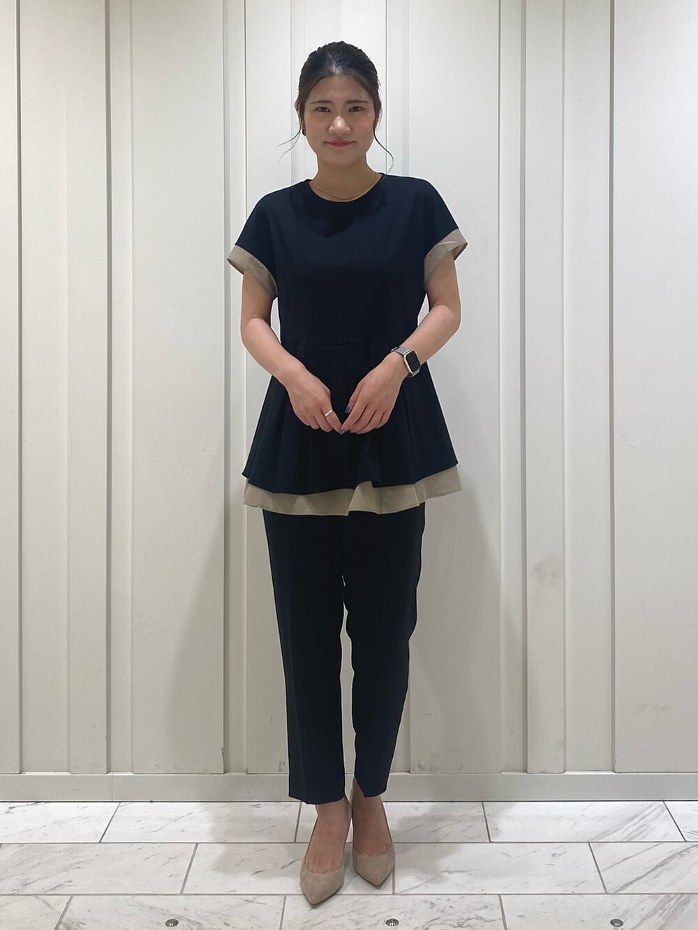 ブラック系のTシャツ/カットソー、ブラック系のスーツパンツ、その他のその他を着用したレディースの春コーディネートの3枚目の写真