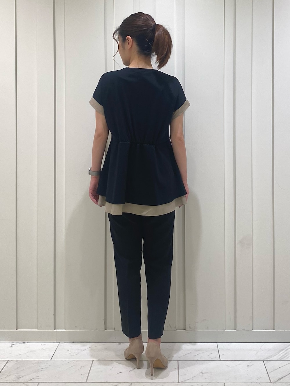 ブラック系のTシャツ/カットソー、ブラック系のスーツパンツ、その他のその他を着用したレディースの春コーディネートの5枚目の写真