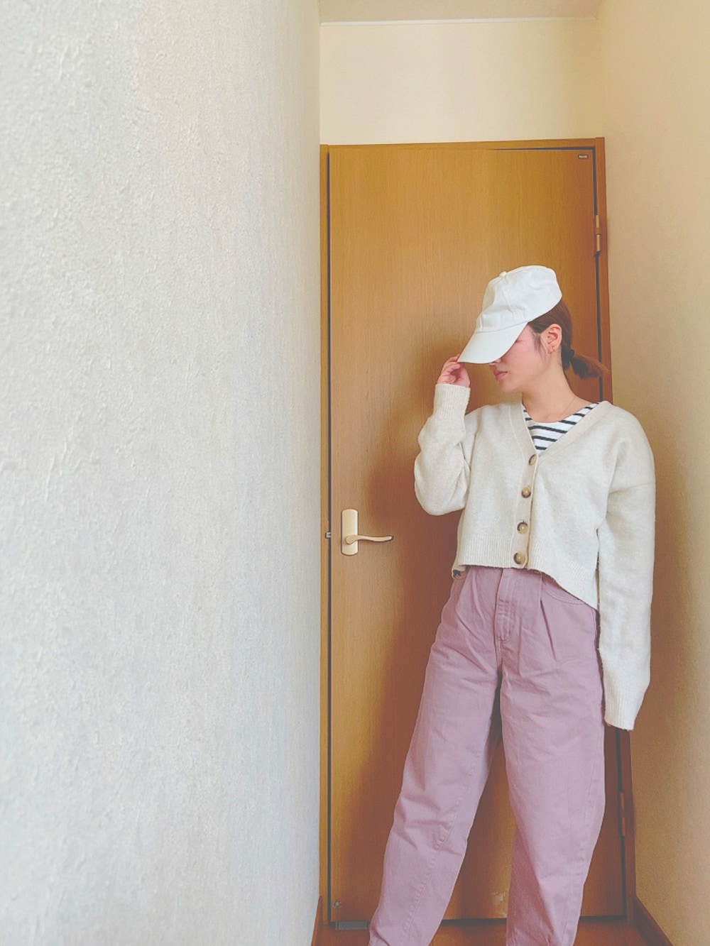 パープル系のデニムパンツ、ホワイト系のTシャツ/カットソー、ホワイト系のカーディガン/ボレロを着用したレディースの春コーディネートの2枚目の写真