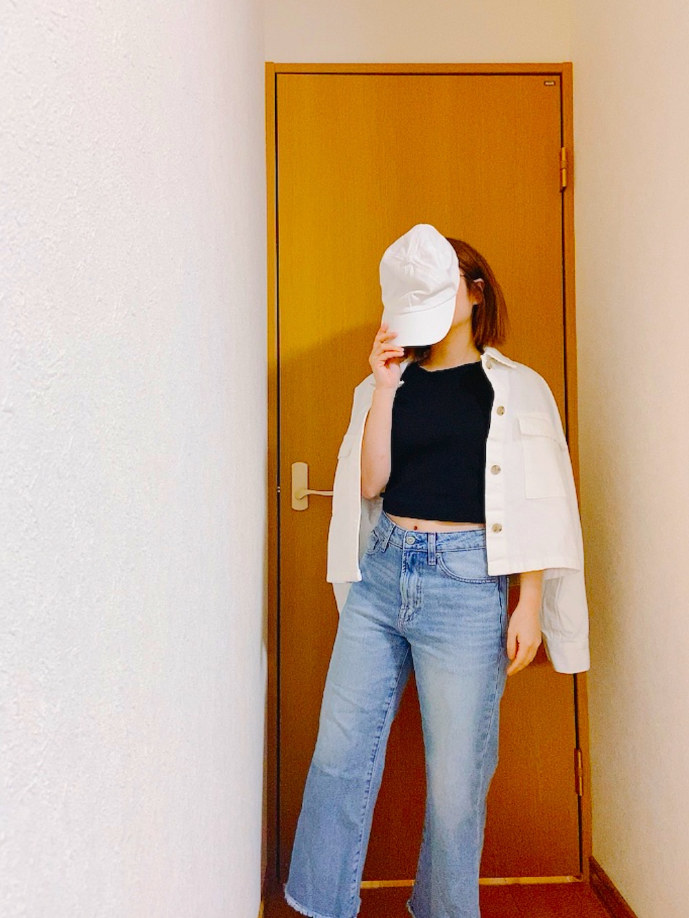 ブラック系のTシャツ/カットソー、ブルー系のデニムパンツ、ホワイト系のキャップを着用したレディースの春コーディネートの3枚目の写真