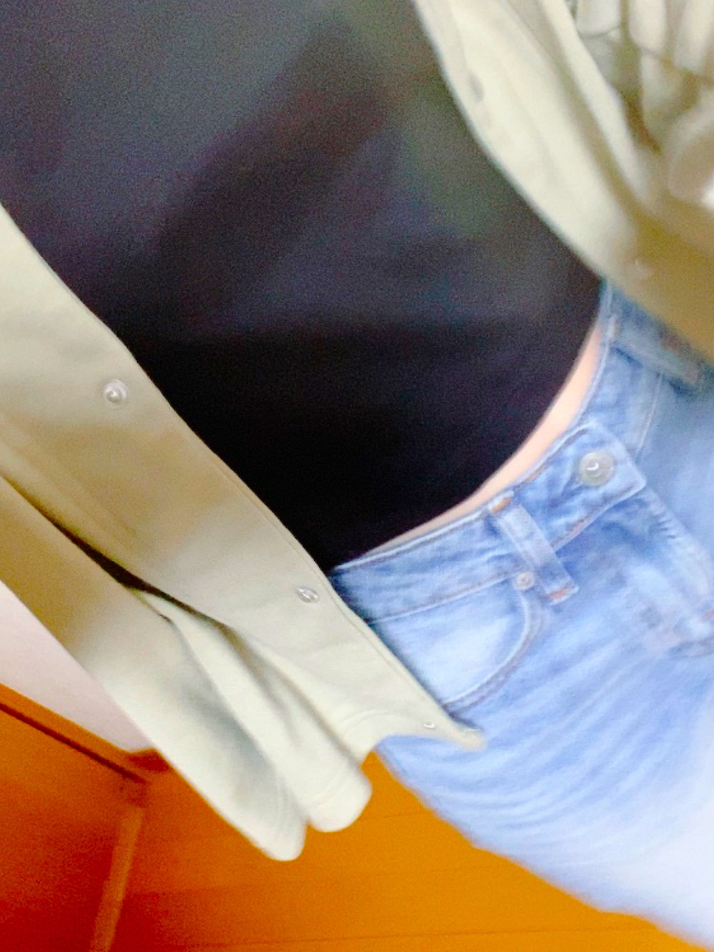 ブラック系のTシャツ/カットソー、ブルー系のデニムパンツ、ホワイト系のキャップを着用したレディースの春コーディネートの2枚目の写真