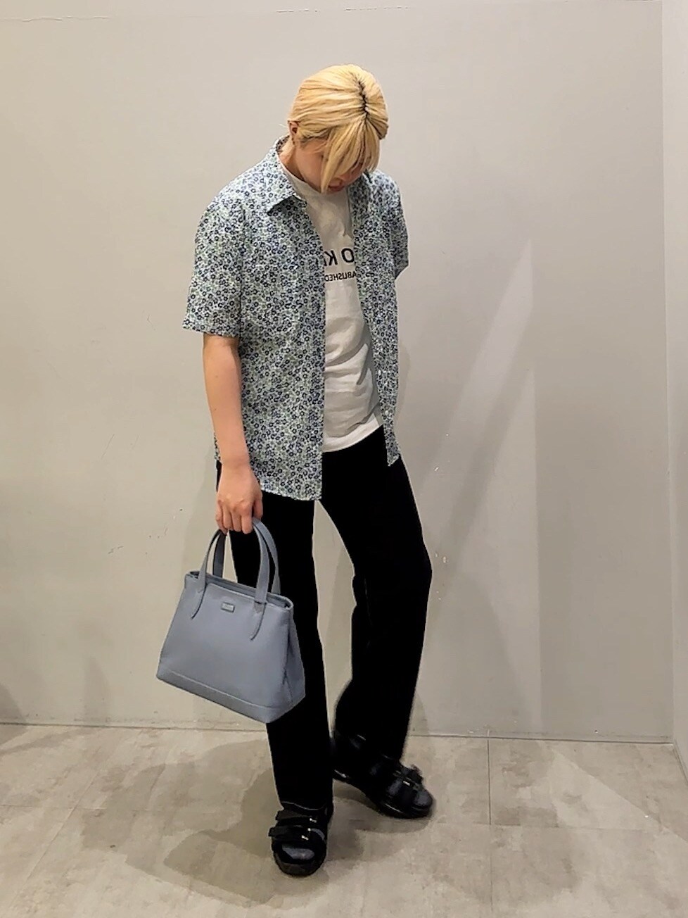 ブルー系のシャツ/ブラウス、ブラック系のデニムパンツ、ブルー系のトートバッグを着用したレディースの夏コーディネートの7枚目の写真