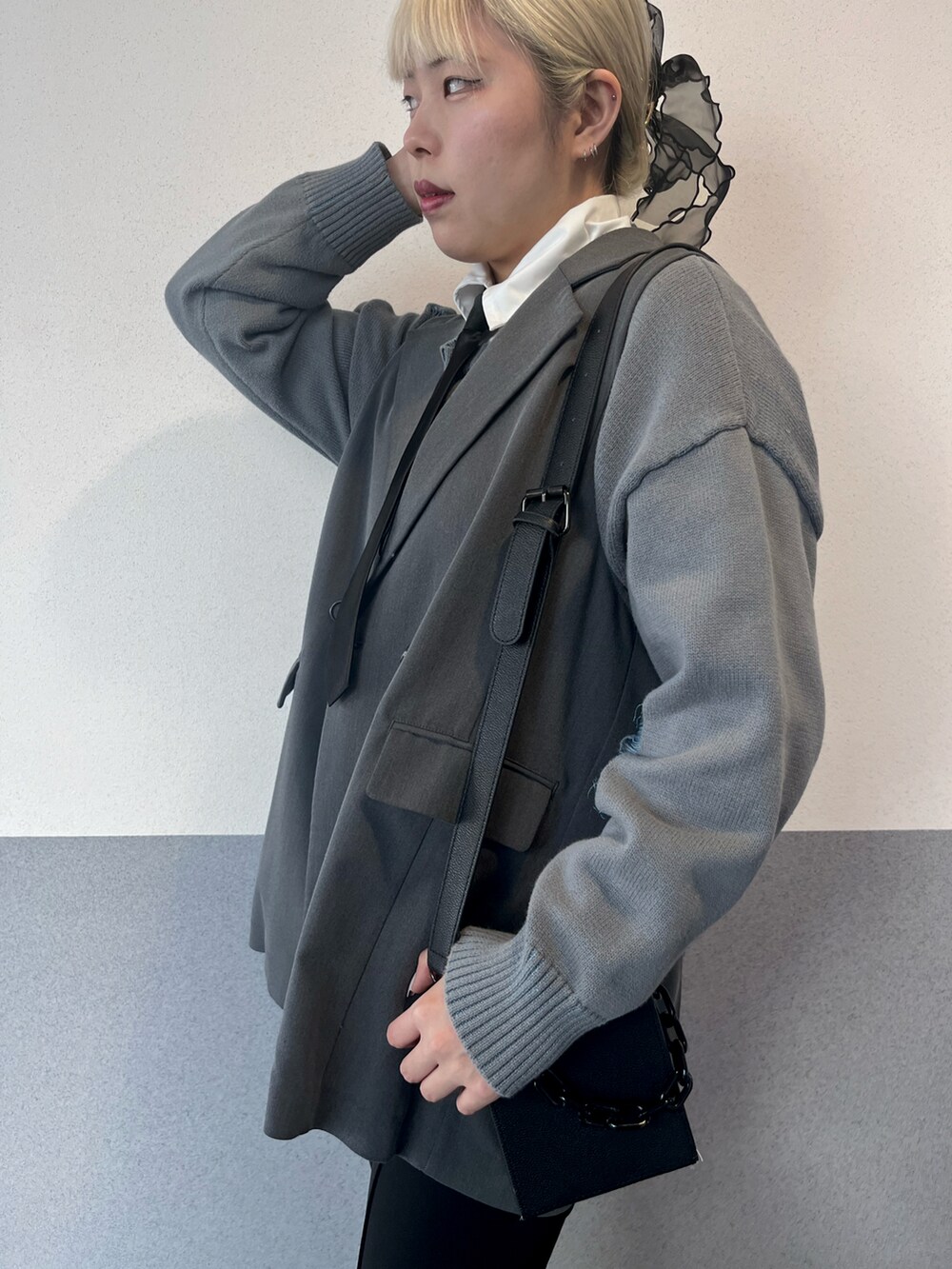 ブラック系のその他パンツ、グレー系のその他アウター、グレー系のニット/セーターを着用したレディースの夏コーディネートの2枚目の写真