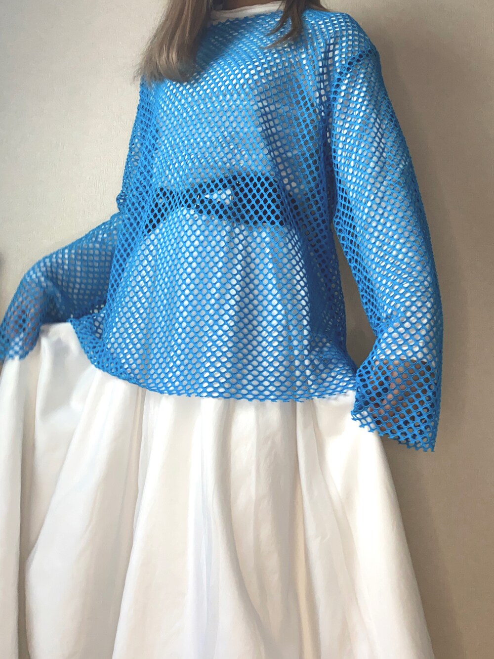 ブルー系のTシャツ/カットソー、ホワイト系のスカート、ホワイト系のTシャツ/カットソーを着用したレディースの春コーディネートの2枚目の写真