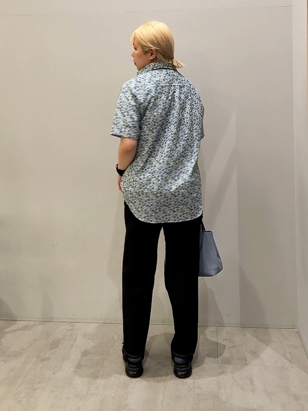 ブルー系のシャツ/ブラウス、ブラック系のデニムパンツ、ブルー系のトートバッグを着用したレディースの夏コーディネートの2枚目の写真