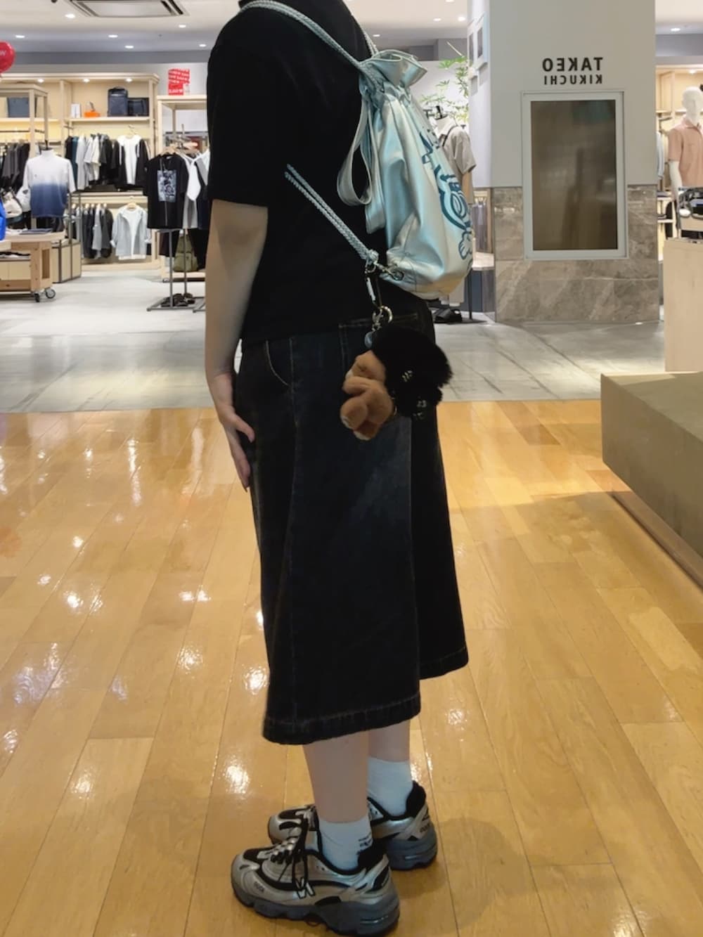 シルバー系のスニーカー、ブラック系のその他パンツ、シルバー系のバックパック/リュックを着用したレディースの夏コーディネートの2枚目の写真