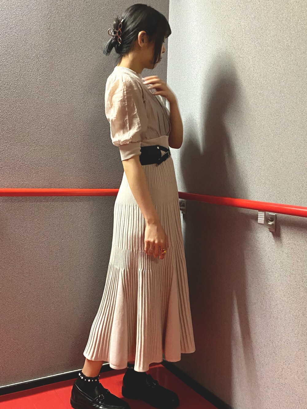 ホワイト系のワンピース、ブラック系のベルトを着用したレディースの夏コーディネートの2枚目の写真