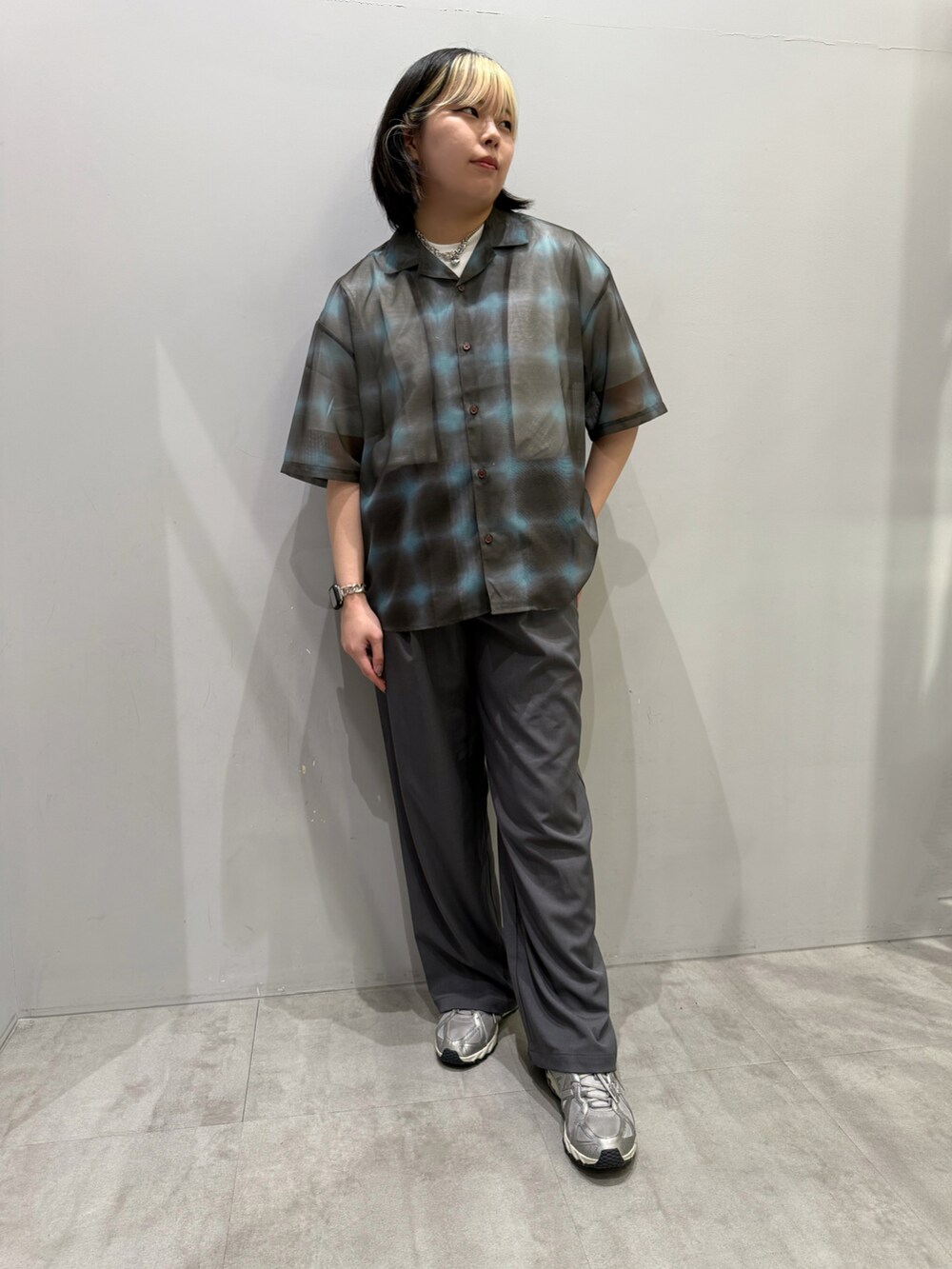 グレー系のその他パンツ、ホワイト系のTシャツ/カットソー、グリーン系のシャツ/ブラウスを着用したレディースの夏コーディネートの3枚目の写真