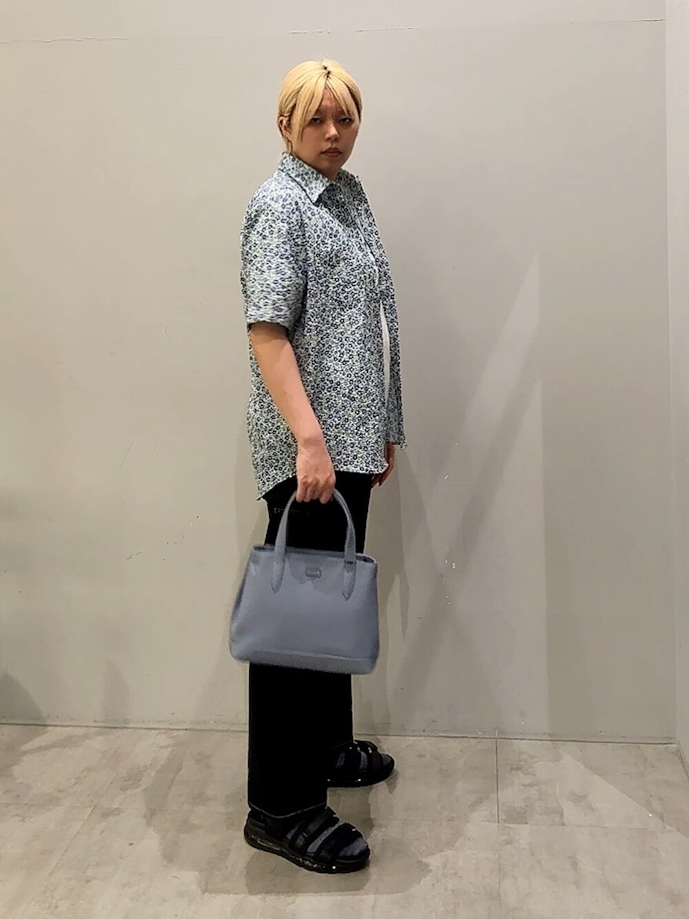 ブルー系のシャツ/ブラウス、ブラック系のデニムパンツ、ブルー系のトートバッグを着用したレディースの夏コーディネートの3枚目の写真