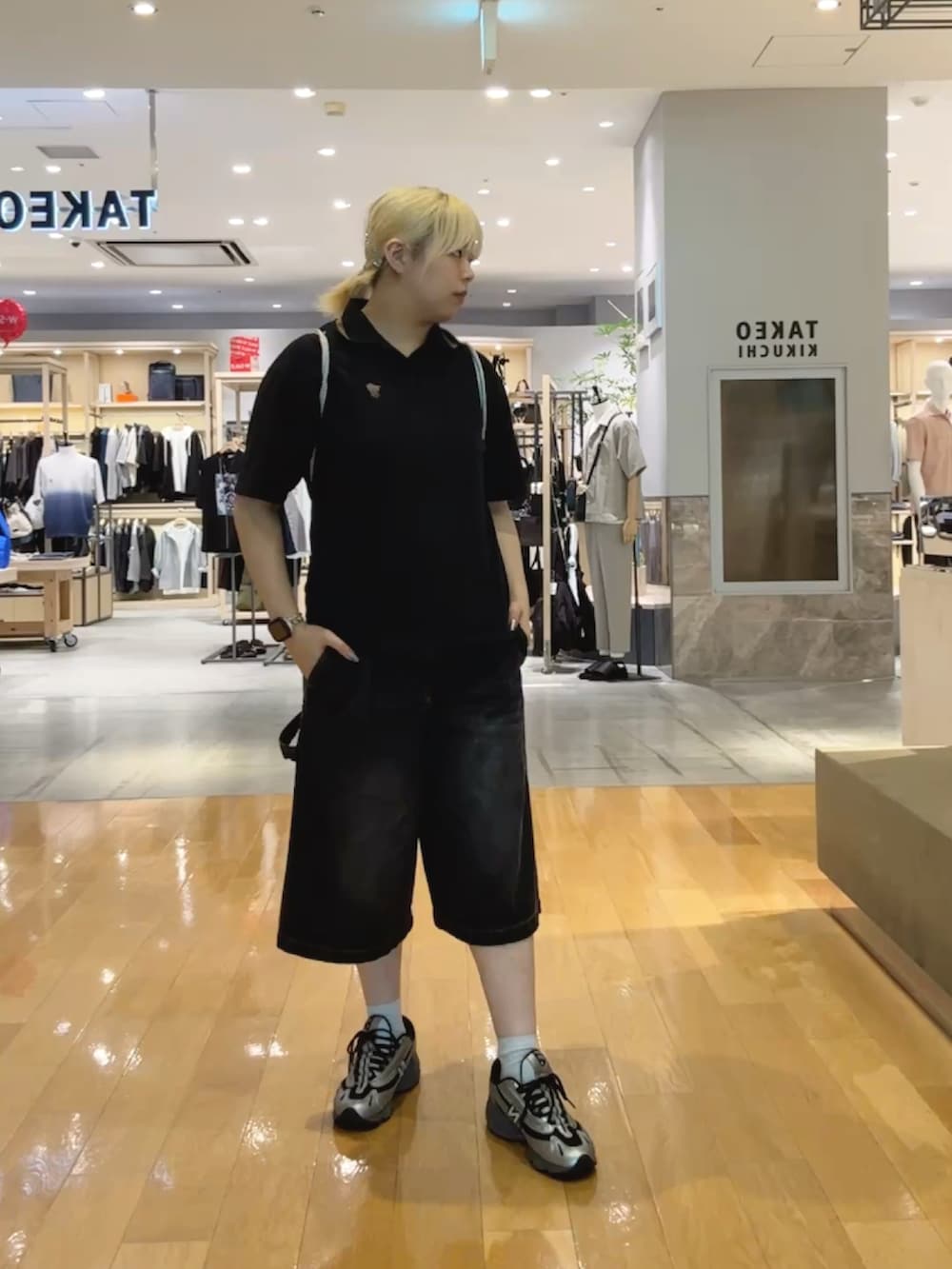 シルバー系のスニーカー、ブラック系のその他パンツ、シルバー系のバックパック/リュックを着用したレディースの夏コーディネートの5枚目の写真