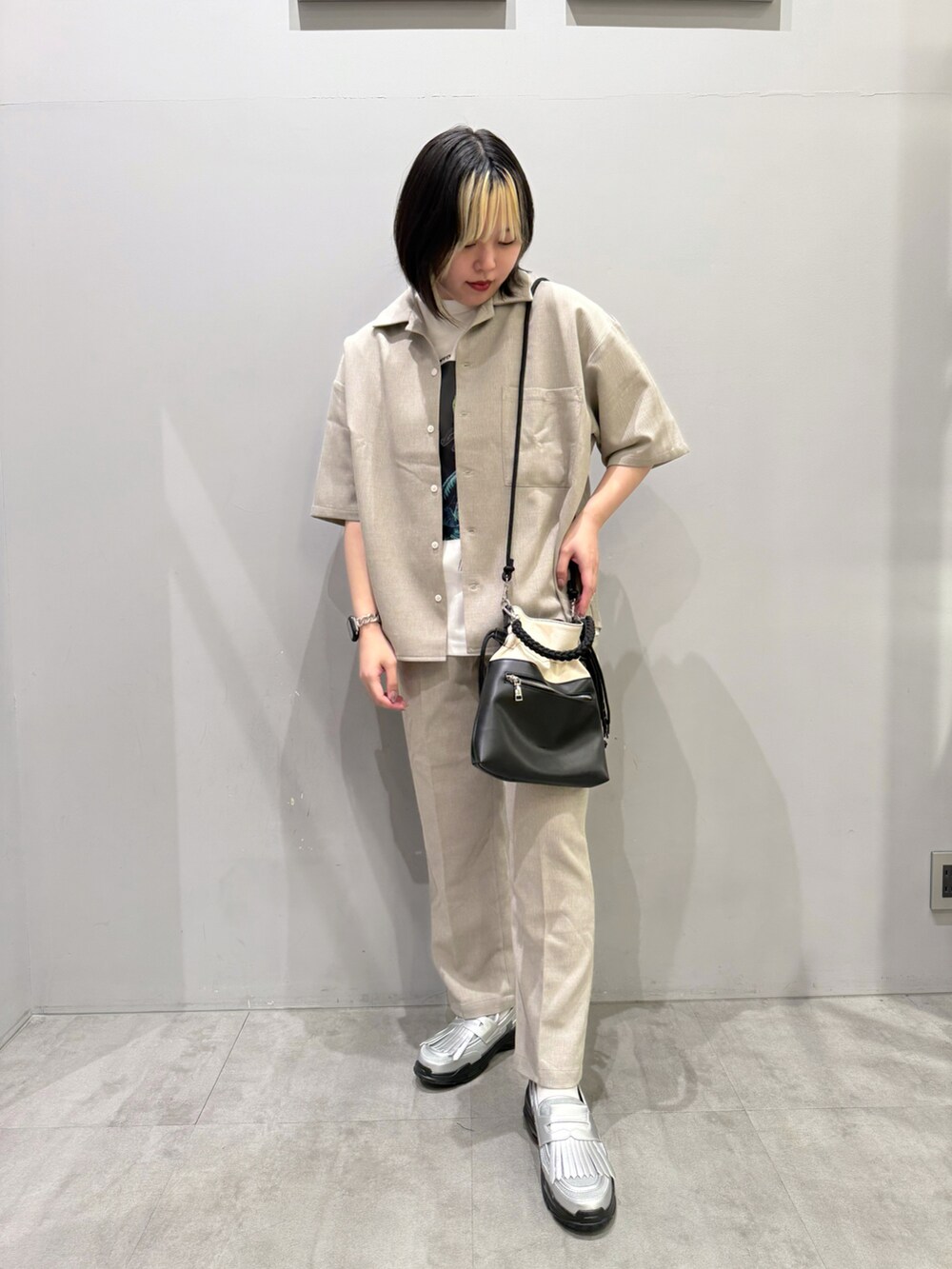 シルバー系のその他シューズ、ベージュ系のその他パンツ、ベージュ系のシャツ/ブラウスを着用したレディースの春コーディネートの2枚目の写真