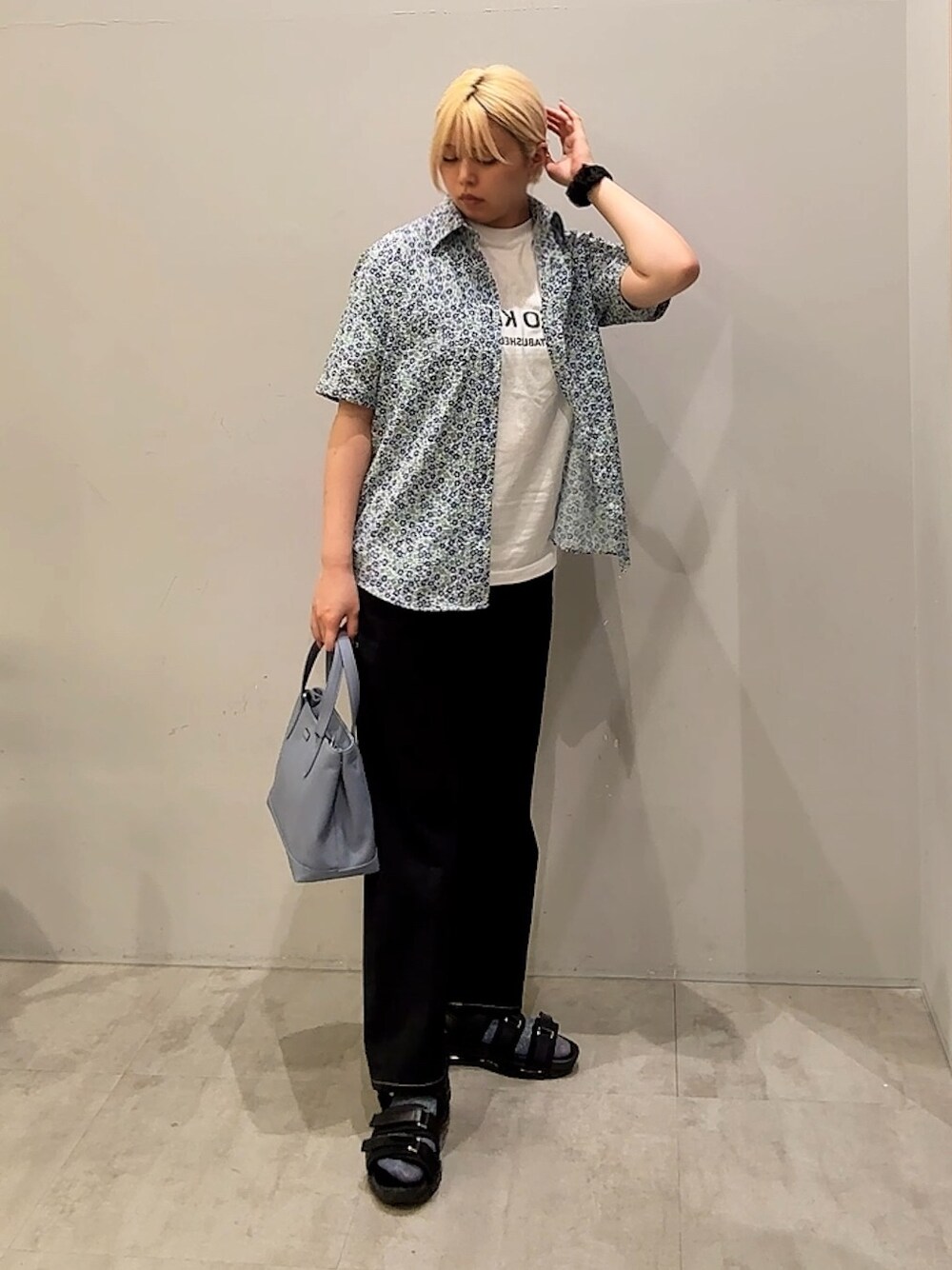 ブルー系のシャツ/ブラウス、ブラック系のデニムパンツ、ブルー系のトートバッグを着用したレディースの夏コーディネートの6枚目の写真