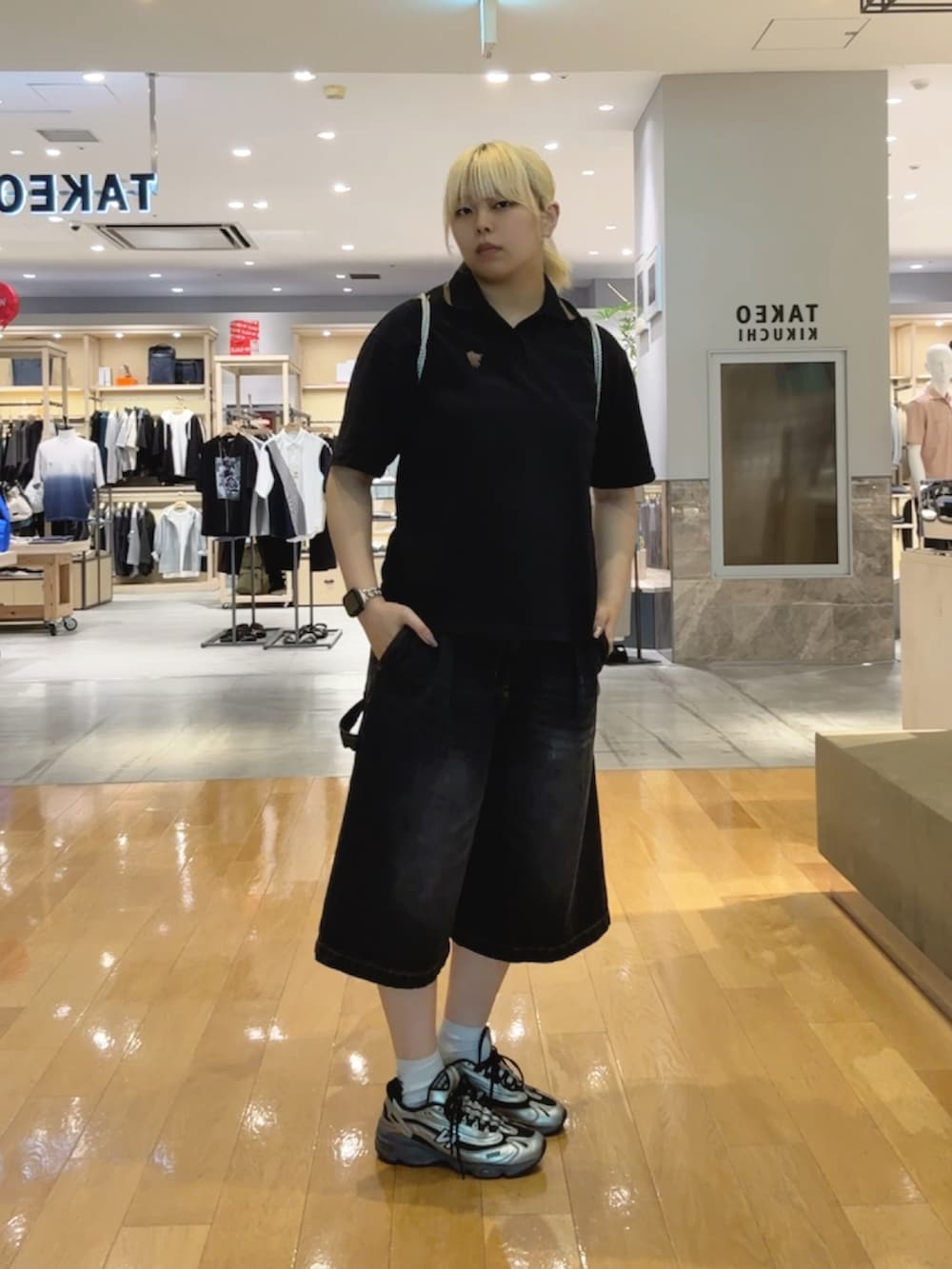 シルバー系のスニーカー、ブラック系のその他パンツ、シルバー系のバックパック/リュックを着用したレディースの夏コーディネートの4枚目の写真